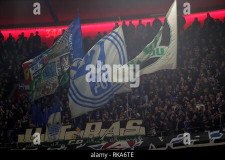 München, Deutschland. 09 Feb, 2019. firo: 09.02.2019, Fußball, 1.Bundesliga, Saison 2018/2019, FC Bayern München - FC Schalke 04 3:1, FC Schalke 04, Schalke, Fans, Fahnen, Allgemein, Einleger | Verwendung der weltweiten Kredit: dpa/Alamy leben Nachrichten Stockfoto