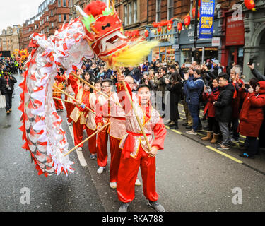 London, Großbritannien, 10. Feb 2019. Die Darsteller machen ihren Weg durch Soho. London's chinesische Neujahrsfest, das größte außerhalb von Asien, mit bunten Paraden, Löwen und Drachen Tänze, einer Prozession durch Soho, kulturelle Darbietungen und zeigt in und um Chinatown, das West End und Trafalgar Square. 2019 begrüsst das Jahr des Schweins. Credit: Imageplotter Nachrichten und Sport/Alamy leben Nachrichten Stockfoto