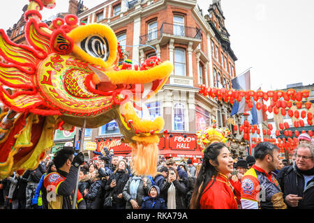 London, Großbritannien, 10. Feb 2019. Die Darsteller machen ihren Weg durch Soho. London's chinesische Neujahrsfest, das größte außerhalb von Asien, mit bunten Paraden, Löwen und Drachen Tänze, einer Prozession durch Soho, kulturelle Darbietungen und zeigt in und um Chinatown, das West End und Trafalgar Square. 2019 begrüsst das Jahr des Schweins. Credit: Imageplotter Nachrichten und Sport/Alamy leben Nachrichten Stockfoto