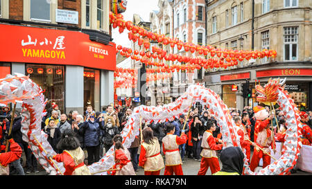 London, Großbritannien, 10. Feb 2019. Die Darsteller machen ihren Weg durch Soho. London's chinesische Neujahrsfest, das größte außerhalb von Asien, mit bunten Paraden, Löwen und Drachen Tänze, einer Prozession durch Soho, kulturelle Darbietungen und zeigt in und um Chinatown, das West End und Trafalgar Square. 2019 begrüsst das Jahr des Schweins. Credit: Imageplotter Nachrichten und Sport/Alamy leben Nachrichten Stockfoto