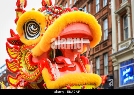 London, Großbritannien, 10. Feb 2019. Die Darsteller machen ihren Weg durch Soho. London's chinesische Neujahrsfest, das größte außerhalb von Asien, mit bunten Paraden, Löwen und Drachen Tänze, einer Prozession durch Soho, kulturelle Darbietungen und zeigt in und um Chinatown, das West End und Trafalgar Square. 2019 begrüsst das Jahr des Schweins. Credit: Imageplotter Nachrichten und Sport/Alamy leben Nachrichten Stockfoto