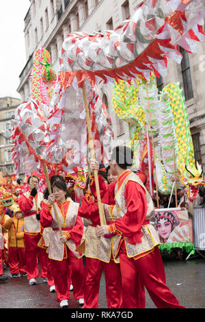 London, Großbritannien. 10. Februar 2019. Dragon durchgeführt, die von den Teilnehmern des Chinese New Year Parade durch die Straßen von London, Großbritannien heute. Credit: Joe Kuis/Alamy leben Nachrichten Stockfoto