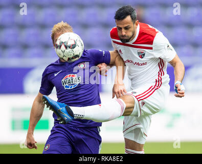 Aue, Deutschland. 10 Feb, 2019. 2. Fussball Bundesliga, Erzgebirge Aue - FC Ingolstadt 04, 21. Spieltag in der Sparkassen-Erzgebirgsstadion. Aues Jan Hochscheidt (li.) gegen Ingolstadts Mërgim Mavraj. Credit: Robert Michael/dpa-Zentralbild/dpa - WICHTIGER HINWEIS: In Übereinstimmung mit den Anforderungen der DFL Deutsche Fußball Liga oder der DFB Deutscher Fußball-Bund ist es untersagt, zu verwenden oder verwendet Fotos im Stadion und/oder das Spiel in Form von Bildern und/oder Videos - wie Foto Sequenzen getroffen haben./dpa/Alamy leben Nachrichten Stockfoto