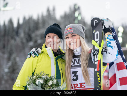 Sind, Schweden. 10 Feb, 2019. Ski Alpin, Weltmeisterschaft, Downhill, Damen: Lindsey Vonn aus den USA stellt nach dem Rennen mit der ehemaligen schwedischen Ski Racer Ingemar Stenmark. Quelle: Michael Kappeler/dpa/Alamy leben Nachrichten Stockfoto