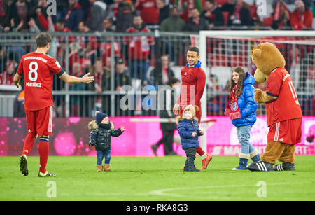 Muncih, Deutschland. 9. Feb 2019. Thiago ALCANTARA, FCB6 mit Sohn Gabriel links, Javi Martinez FCB 8 Sohn Luca, blaue Jacke, FCB-Maskottchen Bernie FC BAYERN MÜNCHEN - FC Schalke 04 3-1 - DFL-Bestimmungen verbieten die Verwendung von Fotografien als BILDSEQUENZEN und/oder quasi-VIDEO - 1. Deutsche Fussball Liga, München, Februar 09, 2019 Saison 2018/2019, Spieltag 22, FCB, München, © Peter Schatz/Alamy Live News Credit: Peter Schatz/Alamy leben Nachrichten Stockfoto