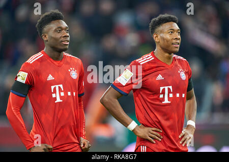 Muncih, Deutschland. 9. Feb 2019. Alphonso Davies, FCB 19 David Alaba, FCB 27 halbe Größe, Porträt, FC BAYERN MÜNCHEN - FC Schalke 04 3-1 - DFL-Bestimmungen verbieten die Verwendung von Fotografien als BILDSEQUENZEN und/oder quasi-VIDEO - 1. Deutsche Fussball Liga, München, Februar 09, 2019 Saison 2018/2019, Spieltag 22, FCB, München, © Peter Schatz/Alamy Live News Credit: Peter Schatz/Alamy leben Nachrichten Stockfoto