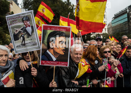 Madrid, Spanien. 10 Feb, 2019. Menschen protestieren gegen den spanischen Ministerpräsidenten Pedro Sanchez. Volkspartei, die Bürgerinnen und Bürger und der rechtsextremen Partei Vox nach warf Pedro Sanchez, Zugeständnisse zu katalanischen Separatisten aufgerufen haben, auf die Straße zu gehen und haben während der Demonstration den Rücktritt von Premierminister und die Abhaltung von Neuwahlen gefordert. Credit: Marcos del Mazo/Alamy leben Nachrichten Stockfoto