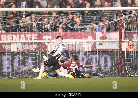 Turin, Italien. 10. Feb 2019. Foto LaPresse - Fabio Ferrari 10 Febbraio 2019 Torino, Italia Sport Calcio ESCLUSIVA TORINO FC Turin vs Udinese - Campionato di calcio Serie A TIM 2018/2019 - Stadio Olimpico Grande Torino. Nella Foto: Salvatore Sirigu (Torino FC); Foto LaPresse - Fabio Ferrari Februar 10, 2019 Turin, Italien Sport Fussball EXKLUSIVE TORINO FC Turin vs Udinese - Italienische Fußball-Liga einen TIM 2018/2019 - Olimpico Grande Torino Stadion. In der Pic: Salvatore Sirigu (Torino FC); Quelle: LaPresse/Alamy leben Nachrichten Stockfoto