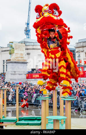 London, Großbritannien. 10. Feb 2019. Leaping Lion Tänzer in das Festival auf dem Trafalgar Square. Das chinesische Neujahr feiern in Soho, London. Credit: Guy Bell/Alamy leben Nachrichten Stockfoto