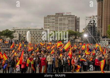 Madrid, Spanien. 10. Feb 2019. Tausende von spanischen Bürger protestierten in Colón in Madrid gegen die Regierung von Pedro Sánchez, bitten um eine Wahl. In den Bilder tausende von Menschen auf der Plaza Colón versammelt sind. Credit: Lora Grigorova/Alamy leben Nachrichten Stockfoto