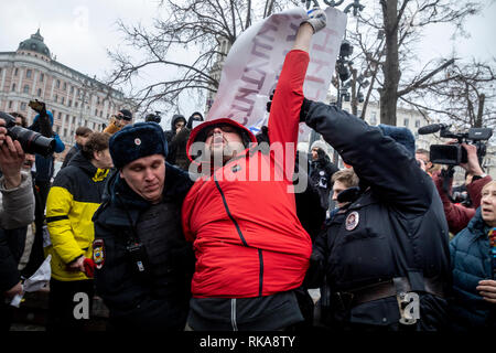Moskau, Russland. 10. Februar, 2019: die Menschen nehmen an Mütter 'Wut März, eine Veranstaltung zur Unterstützung der politischen Gefangenen, in Tverskoy Boulevard von Moskau. Polizisten verhaften ein Demonstrant bei einer Rallye, Freiheit für politische Gefangene Credit: Nikolay Winokurow/Alamy Leben Nachrichten Nachfrage Stockfoto