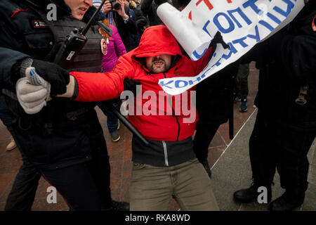 Moskau, Russland. 10. Februar, 2019: die Menschen nehmen an Mütter 'Wut März, eine Veranstaltung zur Unterstützung der politischen Gefangenen, in Tverskoy Boulevard von Moskau. Polizisten verhaften ein Demonstrant bei einer Rallye, Freiheit für politische Gefangene Credit: Nikolay Winokurow/Alamy Leben Nachrichten Nachfrage Stockfoto