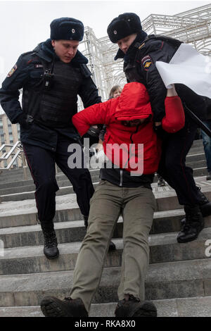 Moskau, Russland. 10. Februar, 2019: die Menschen nehmen an Mütter 'Wut März, eine Veranstaltung zur Unterstützung der politischen Gefangenen, in Tverskoy Boulevard von Moskau. Polizisten verhaften ein Demonstrant bei einer Rallye, Freiheit für politische Gefangene Credit: Nikolay Winokurow/Alamy Leben Nachrichten Nachfrage Stockfoto