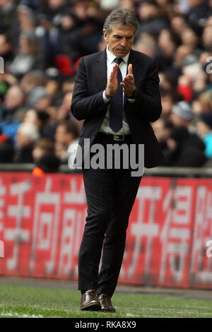 London, Großbritannien. 10. Feb 2019. Leicester City Manager Puel reagiert auf die TOUCHLINE. EPL Premier League match, Tottenham Hotspur v Leicester City im Wembley Stadion in London am Sonntag, den 10. Februar 2019. Dieses Bild dürfen nur für redaktionelle Zwecke verwendet werden. Nur die redaktionelle Nutzung, eine Lizenz für die gewerbliche Nutzung erforderlich. Keine Verwendung in Wetten, Spiele oder einer einzelnen Verein/Liga/player Publikationen. pic von Steffan Bowen/Credit: Andrew Orchard sport Fotografie/Alamy leben Nachrichten Stockfoto