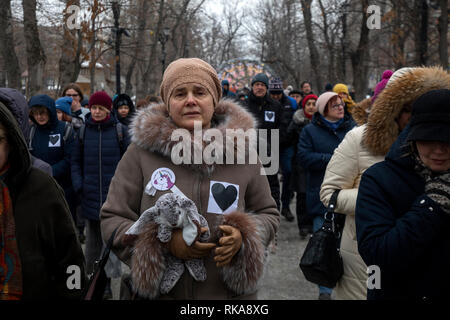 Moskau, Russland. 10. Februar, 2019: eine Opposition Aktivist Irina Prokhorova hält ein Spielzeug wie Sie besucht eine Kundgebung, Freiheit für politische Gefangene in Moskau, Russland Credit: Nikolay Winokurow/Alamy leben Nachrichten Stockfoto
