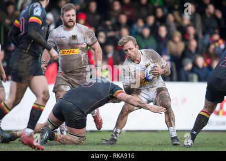 Brüssel, Belgien. 09 Feb, 2019. Rugby: EM, Abteilung 1A, Spieltag 1: Belgisch. Die menschenmenge zusammengebrochen. Tom Herenger (Belgien, 5) Angriffe Jaco Otto (Deutschland, 7, rechts). Die deutsche Rugby-nationalmannschaft mit 22 verloren: 29 (7:12). Credit: Jürgen Kessler/dpa/Alamy leben Nachrichten Stockfoto