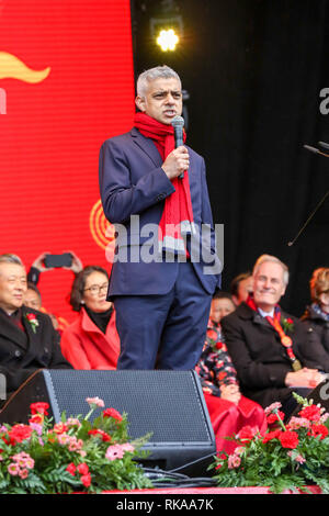 London, Großbritannien. 10 Feb, 2019. Sadiq Khan, Bürgermeister von London gesehen wird, während das chinesische Neujahrsfest, das Jahr des Schweins auf dem Trafalgar Square in London. Credit: Dinendra Haria/SOPA Images/ZUMA Draht/Alamy leben Nachrichten Stockfoto