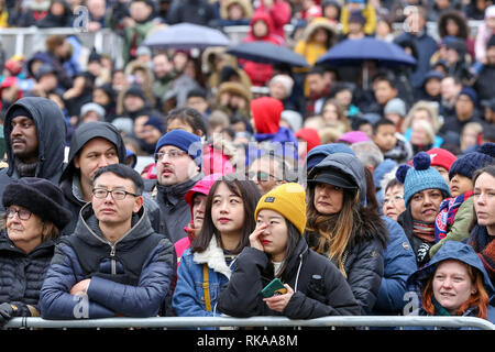 London, Großbritannien. 10 Feb, 2019. Tausende von Menschen trotzen dem Wetter das chinesische Neujahrsfest, das Jahr des Schweins auf dem Trafalgar Square in London zu besuchen. Credit: Dinendra Haria/SOPA Images/ZUMA Draht/Alamy leben Nachrichten Stockfoto