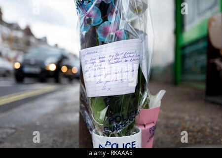 London, Großbritannien. 10. Feb 2019. Blumen und Nachrichten für die Menschen vor Ort mit dem Namen 'DEnnis' kommen am Tatort auf Herrschaft Lane, London, SE22 werden kann. Liest man "Kann nicht glauben, dass dies auf Sie Dennis, RIP." Ein anderer liest "Sie waren die die meisten, sorgend, liebend, echte Menschen, die ich jemals getroffen habe." Polizei und Forensik geschehen ist nun verlassen haben die Szene und Straßensperrungen wurden aufgehoben. ##EastDulwich LordshipLane Credit: Joshua Preston/Alamy Live News Credit: Joshua Preston/Alamy leben Nachrichten Stockfoto