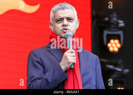 London, Großbritannien. 10 Feb, 2019. Sadiq Khan, Bürgermeister von London gesehen wird, während das chinesische Neujahrsfest, das Jahr des Schweins auf dem Trafalgar Square in London. Credit: Dinendra Haria/SOPA Images/ZUMA Draht/Alamy leben Nachrichten Stockfoto