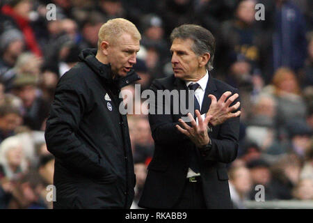 London, Großbritannien. 10. Feb 2019. Leicester City Manager Puel (R) berät und Gesten der vierte Offizielle (L). EPL Premier League match, Tottenham Hotspur v Leicester City im Wembley Stadion in London am Sonntag, den 10. Februar 2019. Dieses Bild dürfen nur für redaktionelle Zwecke verwendet werden. Nur die redaktionelle Nutzung, eine Lizenz für die gewerbliche Nutzung erforderlich. Keine Verwendung in Wetten, Spiele oder einer einzelnen Verein/Liga/player Publikationen. pic von Steffan Bowen/Credit: Andrew Orchard sport Fotografie/Alamy leben Nachrichten Stockfoto