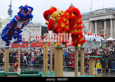 London, Großbritannien. 10. Feb 2019. Akrobaten gekleidet als zeremonielle Lions im Rahmen einer Flying Lion Dance in Trafalgar Square als Teil der chinesischen Neue Jahr Feiern in London, England, Vereinigtes Königreich. Das Schwein (豬) ist der zwölfte Tier im chinesischen Tierkreis. Im chinesischen Tierkreis das Schwein ein glückliches Tier ist für unbeschwerten Spaß, Glück und Reichtum. Quelle: Michael Preston/Alamy leben Nachrichten Stockfoto