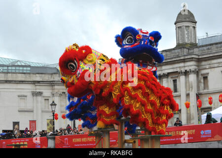 London, Großbritannien. 10. Feb 2019. Akrobaten gekleidet als zeremonielle Lions im Rahmen einer Flying Lion Dance in Trafalgar Square als Teil der chinesischen Neue Jahr Feiern in London, England, Vereinigtes Königreich. Das Schwein (豬) ist der zwölfte Tier im chinesischen Tierkreis. Im chinesischen Tierkreis das Schwein ein glückliches Tier ist für unbeschwerten Spaß, Glück und Reichtum. Quelle: Michael Preston/Alamy leben Nachrichten Stockfoto