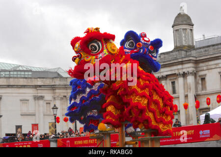 London, Großbritannien. 10. Feb 2019. Akrobaten gekleidet als zeremonielle Lions im Rahmen einer Flying Lion Dance in Trafalgar Square als Teil der chinesischen Neue Jahr Feiern in London, England, Vereinigtes Königreich. Das Schwein (豬) ist der zwölfte Tier im chinesischen Tierkreis. Im chinesischen Tierkreis das Schwein ein glückliches Tier ist für unbeschwerten Spaß, Glück und Reichtum. Quelle: Michael Preston/Alamy leben Nachrichten Stockfoto