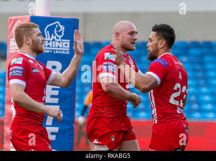 AJ Bell Stadium, Salford, UK. 10 Feb, 2019. Betfred Super League Rugby, Salford der Roten Teufel im Vergleich zu London Broncos; Ken Sio von Salford der Roten Teufel wird von Gil Dudson und Kris Welham Credit: Aktion plus Sport/Alamy Leben Nachrichten gratulierte Stockfoto