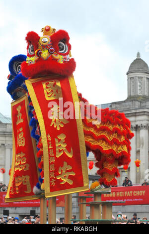 London, Großbritannien. 10. Feb 2019. Akrobaten gekleidet als zeremonielle Lions im Rahmen einer Flying Lion Dance in Trafalgar Square als Teil der chinesischen Neue Jahr Feiern in London, England, Vereinigtes Königreich. Das Schwein (豬) ist der zwölfte Tier im chinesischen Tierkreis. Im chinesischen Tierkreis das Schwein ein glückliches Tier ist für unbeschwerten Spaß, Glück und Reichtum. Quelle: Michael Preston/Alamy leben Nachrichten Stockfoto