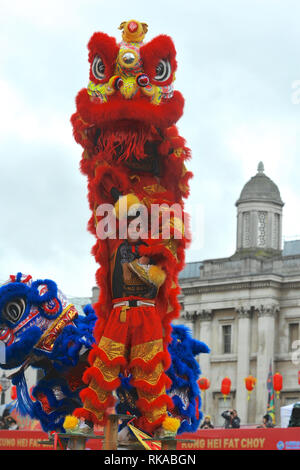 London, Großbritannien. 10. Feb 2019. Akrobaten gekleidet als zeremonielle Lions im Rahmen einer Flying Lion Dance in Trafalgar Square als Teil der chinesischen Neue Jahr Feiern in London, England, Vereinigtes Königreich. Das Schwein (豬) ist der zwölfte Tier im chinesischen Tierkreis. Im chinesischen Tierkreis das Schwein ein glückliches Tier ist für unbeschwerten Spaß, Glück und Reichtum. Quelle: Michael Preston/Alamy leben Nachrichten Stockfoto