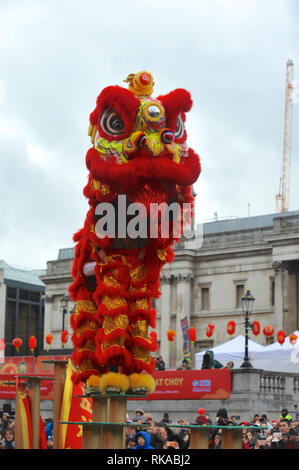 London, Großbritannien. 10. Feb 2019. Akrobaten gekleidet als zeremonielle Lions im Rahmen einer Flying Lion Dance in Trafalgar Square als Teil der chinesischen Neue Jahr Feiern in London, England, Vereinigtes Königreich. Das Schwein (豬) ist der zwölfte Tier im chinesischen Tierkreis. Im chinesischen Tierkreis das Schwein ein glückliches Tier ist für unbeschwerten Spaß, Glück und Reichtum. Quelle: Michael Preston/Alamy leben Nachrichten Stockfoto