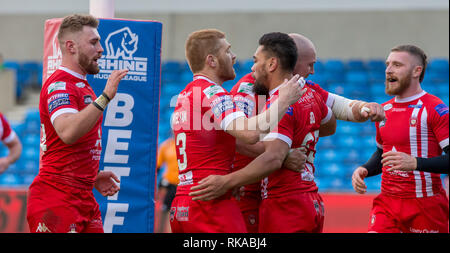 AJ Bell Stadium, Salford, UK. 10 Feb, 2019. Betfred Super League Rugby, Salford der Roten Teufel im Vergleich zu London Broncos; Ken Sio von Salford Roten Teufel gratuliert von Kris Welham und Gil Dudson nach dem Scoring der Eröffnung versuchen Credit: Aktion plus Sport/Alamy leben Nachrichten Stockfoto