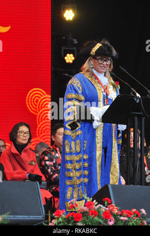London, Großbritannien. 10. Feb 2019. Ratsmitglied Lindsey Halle, Oberbürgermeister von Westminster, sprechen auf der Bühne auf dem Trafalgar Square als Feiern beginnen die Ankunft des Jahres des Schweins, London, England, Vereinigtes Königreich. 2019 wird das Jahr des Schweins (豬). Das Schwein ist der zwölfte Tier in der chinesischen Tierkreiszeichen und wird als ein glückliches Tier für unbeschwerten Spaß, Glück und Reichtum gesehen. Quelle: Michael Preston/Alamy leben Nachrichten Stockfoto