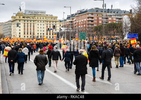 Madrid, Spanien. 10. Feb 2019. Tausende von Menschen haben in Madrid gegen die Politik der Nation Präsident Pedro Sanchez demonstriert. Die Demonstration wurde von den wichtigsten Oppositionsparteien einberufen. Credit: F.J.Carneros/Alamy leben Nachrichten Stockfoto