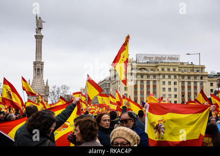 Madrid, Spanien. 10. Feb 2019. Tausende von Menschen haben in Madrid gegen die Politik der Nation Präsident Pedro Sanchez demonstriert. Die Demonstration wurde von den wichtigsten Oppositionsparteien einberufen. Credit: F.J.Carneros/Alamy leben Nachrichten Stockfoto