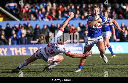 Belle Vue, Wakefield, Großbritannien. 10 Feb, 2019. Betfred Super League Rugby, Wakefield Trinity gegen St Helens; Kyle Wald von Wakefield Trinity schlägt die versuchte, von Lachlan Coote von St Helens Credit in Angriff nehmen: Aktion plus Sport/Alamy leben Nachrichten Stockfoto