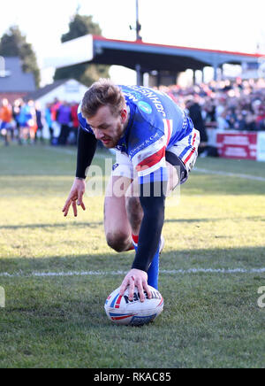 Belle Vue, Wakefield, Großbritannien. 10 Feb, 2019. Betfred Super League Rugby, Wakefield Trinity gegen St Helens; Tom Johnstone von Wakefield Trinity aufsetzt und zählt einen versuchen, es 8-10 Quelle: Aktion plus Sport/Alamy leben Nachrichten Stockfoto