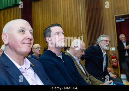 Falls Road, Belfast, Nordirland, Großbritannien. 10. Februar 2019. Eine große Menge Zöllner bei St Marys College zu erinnern Belfast Anwalt, Pat Finucane, der vor 30 Jahren ermordet wurde. Die Familie warten immer noch vor einer Untersuchung, in der die Anwälte Mord. Credit: Bonzo/Alamy leben Nachrichten Stockfoto