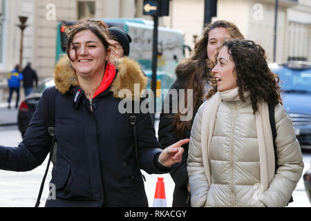 Westminster. London, Großbritannien. 10. Feb 2019. Frauen warm eingepackt in ein Tuch an einem regnerischen, windigen und kalten Tag in der Hauptstadt. Credit: Dinendra Haria/Alamy leben Nachrichten Stockfoto