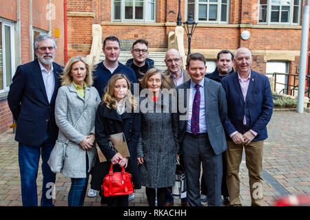 St Marys College, Falls Road, Belfast, Nordirland, Großbritannien. 10. Februar 2019. Geraldine Finucane (Mitte) mit ihrer Familie und Gerry Adams (links) ein 30-jähriges Memorial Lecture für ermordeten Rechtsanwalts Pat Finucane teilnehmen. Credit: Bonzo/Alamy leben Nachrichten Stockfoto