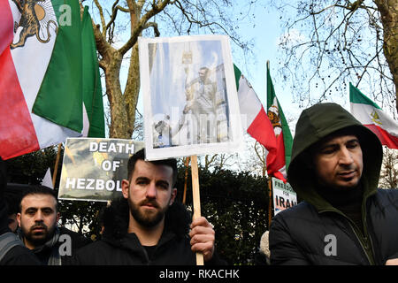 London, Großbritannien. 10. Feb 2019. Die iranischen Kurden protestieren gegen islamische Regime Usurpieren des Iran außerhalb der Botschaft der Islamischen Republik Iran in London, UK. 10 Feb, 2019. Bild Capital/Alamy leben Nachrichten Stockfoto