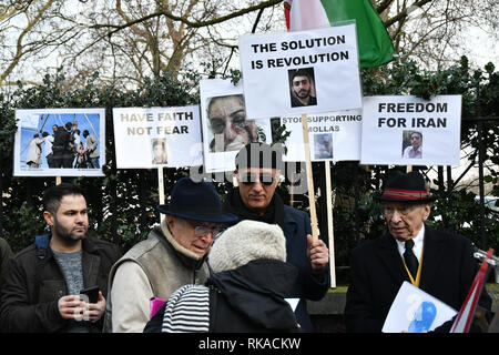 London, Großbritannien. 10. Feb 2019. Die iranischen Kurden protestieren gegen islamische Regime Usurpieren des Iran außerhalb der Botschaft der Islamischen Republik Iran in London, UK. 10 Feb, 2019. Bild Capital/Alamy leben Nachrichten Stockfoto