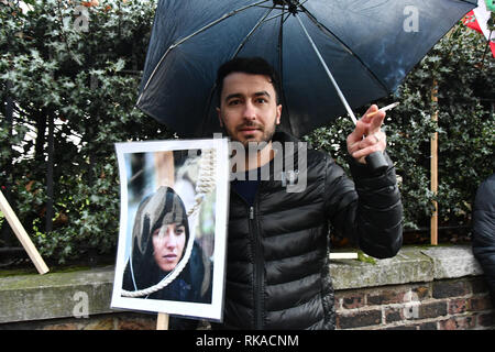 London, Großbritannien. 10. Feb 2019. Die iranischen Kurden protestieren gegen islamische Regime Usurpieren des Iran außerhalb der Botschaft der Islamischen Republik Iran in London, UK. 10 Feb, 2019. Bild Capital/Alamy leben Nachrichten Stockfoto