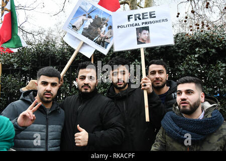 London, Großbritannien. 10. Feb 2019. Die iranischen Kurden protestieren gegen islamische Regime Usurpieren des Iran außerhalb der Botschaft der Islamischen Republik Iran in London, UK. 10 Feb, 2019. Bild Capital/Alamy leben Nachrichten Stockfoto