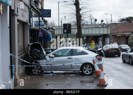 East Finchley, London, UK. 10. Februar, 2019. Autounfall auf der Hohe Straße in East Finchley, nördlich von London. Das Auto, ein Mercedes C 200, verursacht erhebliche Schäden an der Vorderseite eines Solicitors, direkt gegenüber der U-Bahnstation East Finchley. Stockfoto