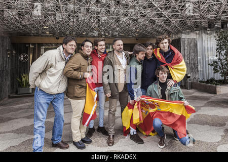 Madrid, Madrid, Spanien. 10 Feb, 2019. Santiago Abascal, Präsident der Rechtsextremen Vox Partei, in der Mitte, posiert für ein Foto mit Anhänger während der Demonstration der rechten politischen Parteien gegen die Regierung von Spanien in Madrid. Credit: Celestino Arce Lavin/ZUMA Draht/Alamy leben Nachrichten Stockfoto