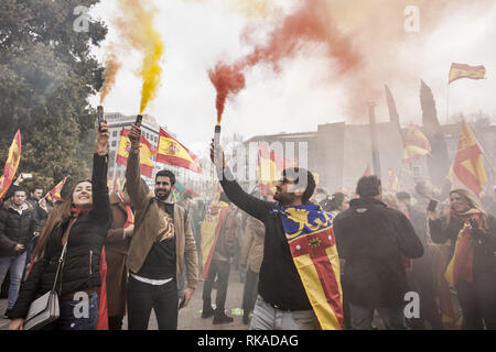 Madrid, Madrid, Spanien. 10 Feb, 2019. Jungen halten Sie es während der Demonstration der rechten politischen Parteien gegen die Regierung von Spanien in Madrid. Credit: Celestino Arce Lavin/ZUMA Draht/Alamy leben Nachrichten Stockfoto