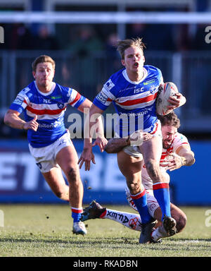 Belle Vue, Wakefield, Großbritannien. 10 Feb, 2019. Betfred Super League Rugby, Wakefield Trinity gegen St Helens; Jacob Miller von Wakefield Trinity ist von Alex Walmsley von St Helens Kredit angegangen: Aktion plus Sport/Alamy leben Nachrichten Stockfoto