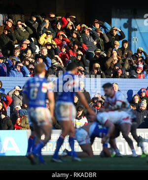 Belle Vue, Wakefield, Großbritannien. 10 Feb, 2019. Betfred Super League Rugby, Wakefield Trinity gegen St Helens; Fans ihre Augen Schild auf die niedrige Sonne während der zweiten Hälfte der Credit: Aktion plus Sport/Alamy leben Nachrichten Stockfoto